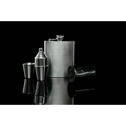 Set Petaca, vasos y embudo.